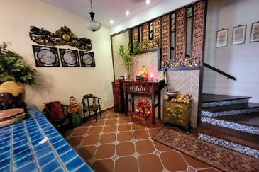 Oug / Taman Yarl 3 Storey Semi D Well Renovated For Sale