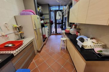 Oug / Taman Yarl 3 Storey Semi D Well Renovated For Sale