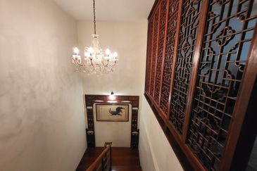 Oug / Taman Yarl 3 Storey Semi D Well Renovated For Sale