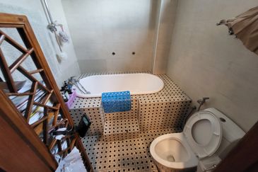 Oug / Taman Yarl 3 Storey Semi D Well Renovated For Sale