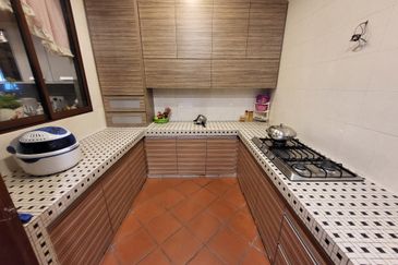 Oug / Taman Yarl 3 Storey Semi D Well Renovated For Sale