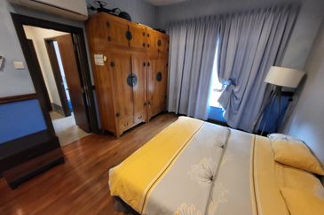 Oug / Taman Yarl 3 Storey Semi D Well Renovated For Sale