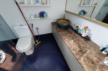 Oug / Taman Yarl 3 Storey Semi D Well Renovated For Sale