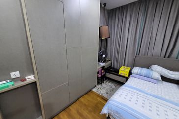 Oug / Taman Yarl 3 Storey Semi D Well Renovated For Sale