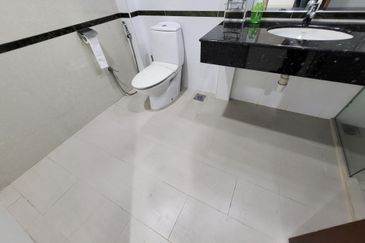 Oug 2 Storey Bungalow Corner House For Rent