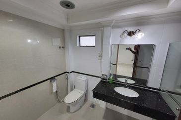 Oug 2 Storey Bungalow Corner House For Rent