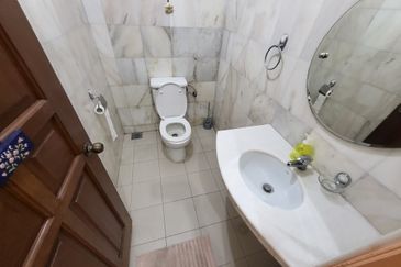 Oug 2 Storey Bungalow Corner House For Rent