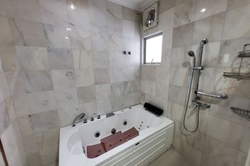 Oug 2 Storey Bungalow Corner House For Rent