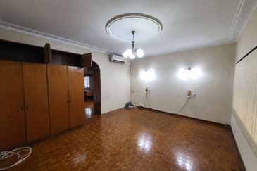 Oug 2 Storey Bungalow Corner House For Rent