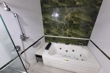 Oug 2 Storey Bungalow Corner House For Rent