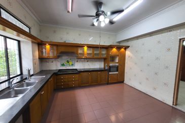 Oug 2 Storey Bungalow Corner House For Rent