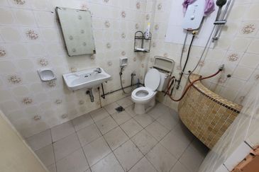 Oug 2 Storey Bungalow Corner House For Rent