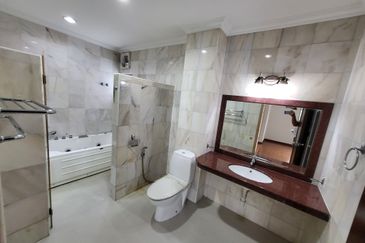 Oug 2 Storey Bungalow Corner House For Rent