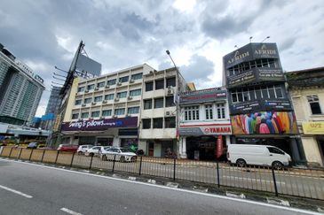 Kuala Lumpur Pudu Facing Main Road 2 Adjoining Shop For Sale