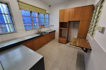 Oug / Happy Garden Corner House 3 Storey Gated Guarded For Rent