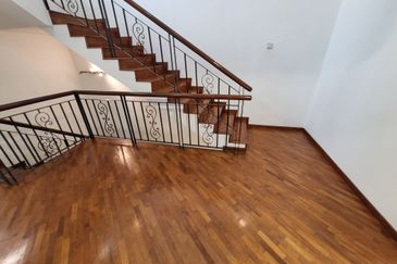 Oug / Happy Garden Corner House 3 Storey Gated Guarded For Rent