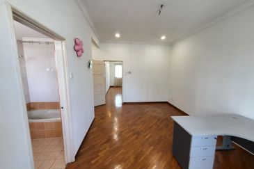 Oug / Happy Garden Corner House 3 Storey Gated Guarded For Rent