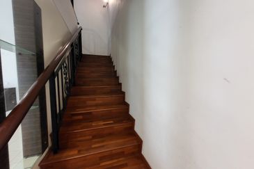 Oug / Happy Garden Corner House 3 Storey Gated Guarded For Rent