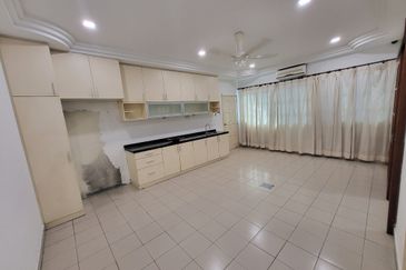 Oug / Happy Garden Corner House 3 Storey Gated Guarded For Rent