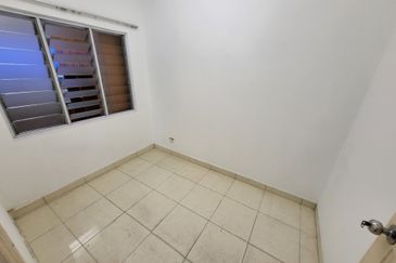 Oug / Happy Garden Corner House 3 Storey Gated Guarded For Rent