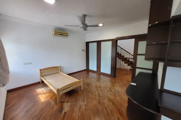 Oug / Happy Garden Corner House 3 Storey Gated Guarded For Rent