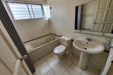 Oug / Happy Garden Corner House 3 Storey Gated Guarded For Rent