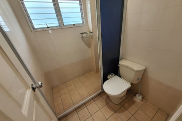 Oug / Happy Garden Corner House 3 Storey Gated Guarded For Rent