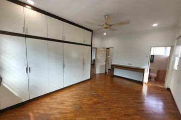 Oug / Happy Garden Corner House 3 Storey Gated Guarded For Rent