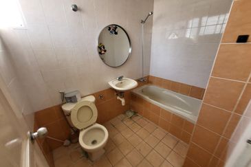 Oug / Happy Garden Corner House 3 Storey Gated Guarded For Rent