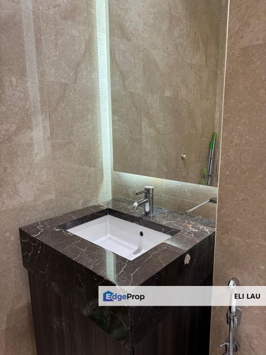 High-floor Banyan Tree KL condo for sale. Well kept, move-in ready. Stunning views. View to appreciate, Kuala Lumpur, KLCC