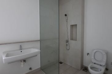 Laman & Bayu Puchong Freehold Semi-D Partially furnish 5 bedroom good natural lighting big side land for Sale