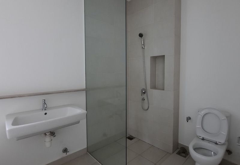 Laman & Bayu Puchong Freehold Semi-D Partially furnish 5 bedroom good natural lighting big side land for Sale