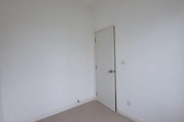 Laman & Bayu Puchong Freehold Semi-D Partially furnish 5 bedroom good natural lighting big side land for Sale