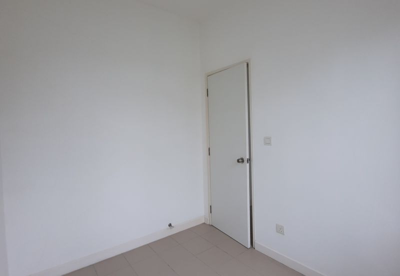 Laman & Bayu Puchong Freehold Semi-D Partially furnish 5 bedroom good natural lighting big side land for Sale