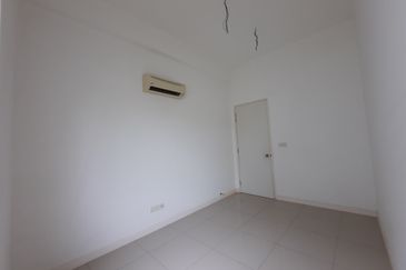 Laman & Bayu Puchong Freehold Semi-D Partially furnish 5 bedroom good natural lighting big side land for Sale