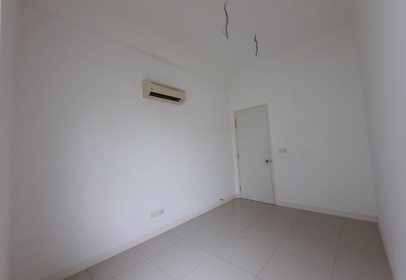 Laman & Bayu Puchong Freehold Semi-D Partially furnish 5 bedroom good natural lighting big side land for Sale