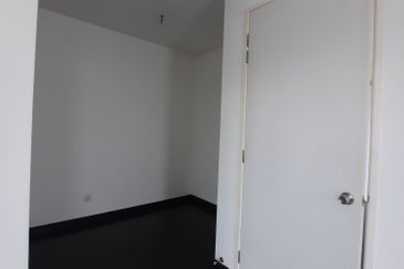 Laman & Bayu Puchong Freehold Semi-D Partially furnish 5 bedroom good natural lighting big side land for Sale