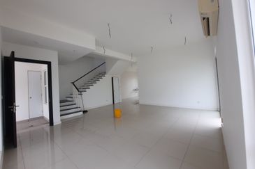 Laman & Bayu Puchong Freehold Semi-D Partially furnish 5 bedroom good natural lighting big side land for Sale