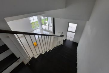 Laman & Bayu Puchong Freehold Semi-D Partially furnish 5 bedroom good natural lighting big side land for Sale