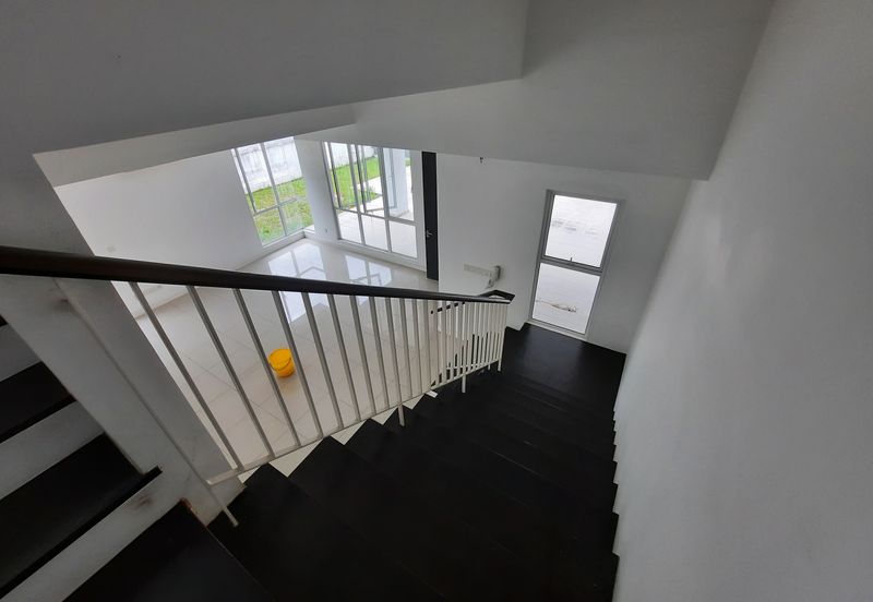 Laman & Bayu Puchong Freehold Semi-D Partially furnish 5 bedroom good natural lighting big side land for Sale