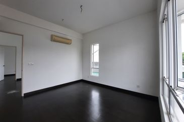 Laman & Bayu Puchong Freehold Semi-D Partially furnish 5 bedroom good natural lighting big side land for Sale