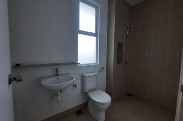 Laman & Bayu Puchong Freehold Semi-D Partially furnish 5 bedroom good natural lighting big side land for Sale