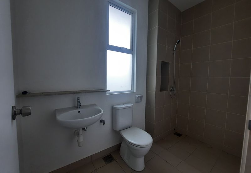 Laman & Bayu Puchong Freehold Semi-D Partially furnish 5 bedroom good natural lighting big side land for Sale