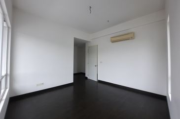 Laman & Bayu Puchong Freehold Semi-D Partially furnish 5 bedroom good natural lighting big side land for Sale