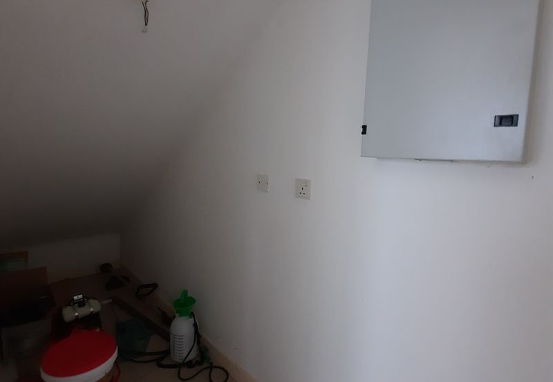 Laman & Bayu Puchong Freehold Semi-D Partially furnish 5 bedroom good natural lighting big side land for Sale