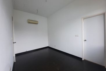 Laman & Bayu Puchong Freehold Semi-D Partially furnish 5 bedroom good natural lighting big side land for Sale