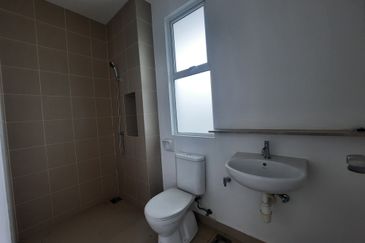 Laman & Bayu Puchong Freehold Semi-D Partially furnish 5 bedroom good natural lighting big side land for Sale