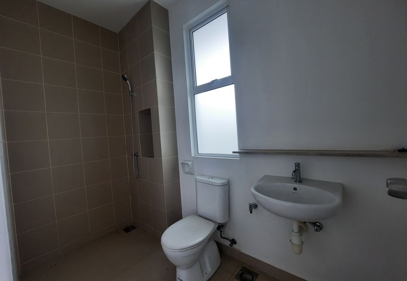 Laman & Bayu Puchong Freehold Semi-D Partially furnish 5 bedroom good natural lighting big side land for Sale