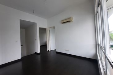 Laman & Bayu Puchong Freehold Semi-D Partially furnish 5 bedroom good natural lighting big side land for Sale