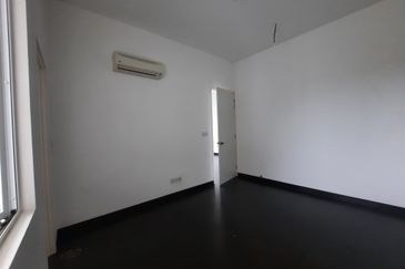 Laman & Bayu Puchong Freehold Semi-D Partially furnish 5 bedroom good natural lighting big side land for Sale